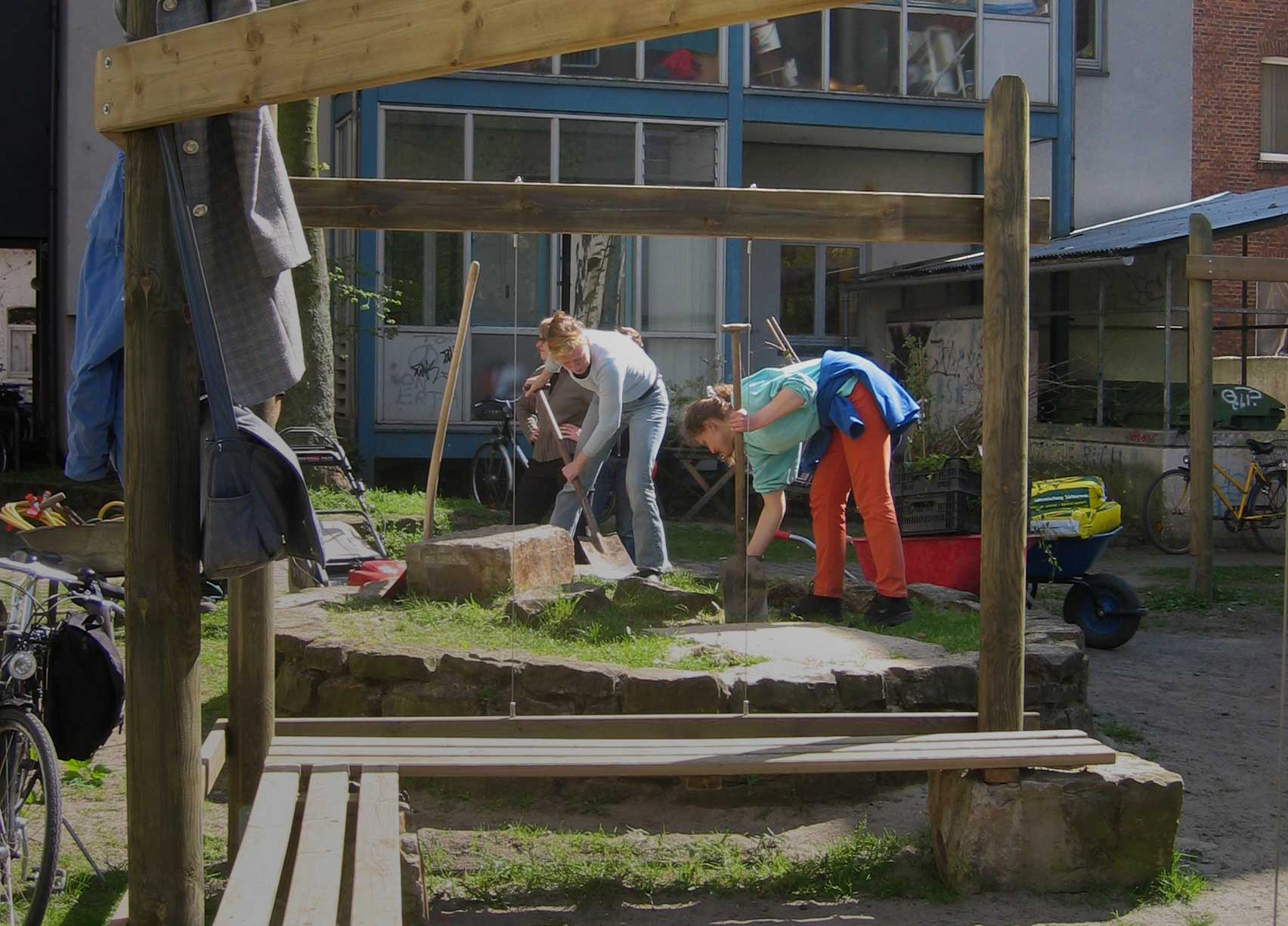 Bewohnende gestalten gemeinschaftlich einen Hinterhof in Hannover
